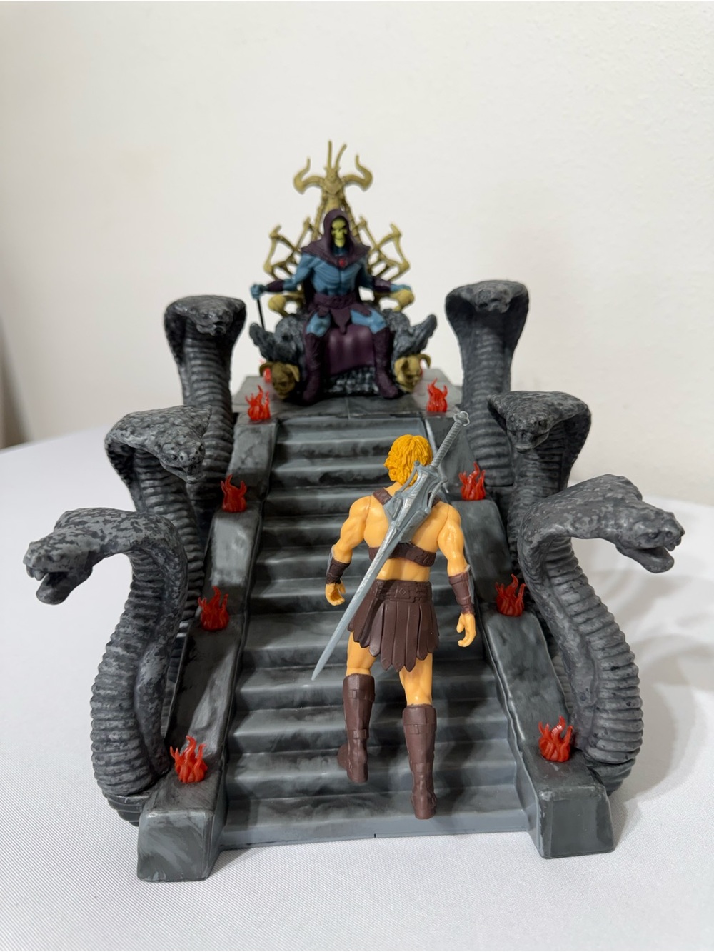 Masters of the Universe SKELTOR's Throne + He-Man LED Popcorn Bucket Light-Up